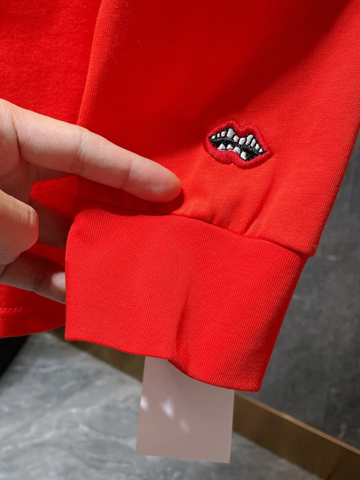 P160 Chrome Hearts 🍁Long T Series🍁 Available simultaneously at counters Chrome Mattyboy graffiti flame love long T specially customized original 1:1 high weight comfortable fabric Recommended color: customized red Size: S, M, L, XL
